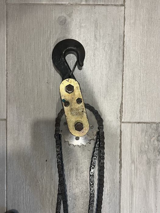 Wciągarka łańcuchowa – dźwig warsztatowy, sprawna, udźwig ok. 0,5–1T