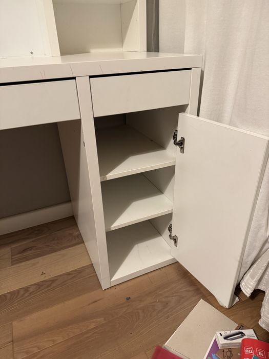 Białe biurko IKEA MICKE z nadstawką (105x50 cm) – Komplet