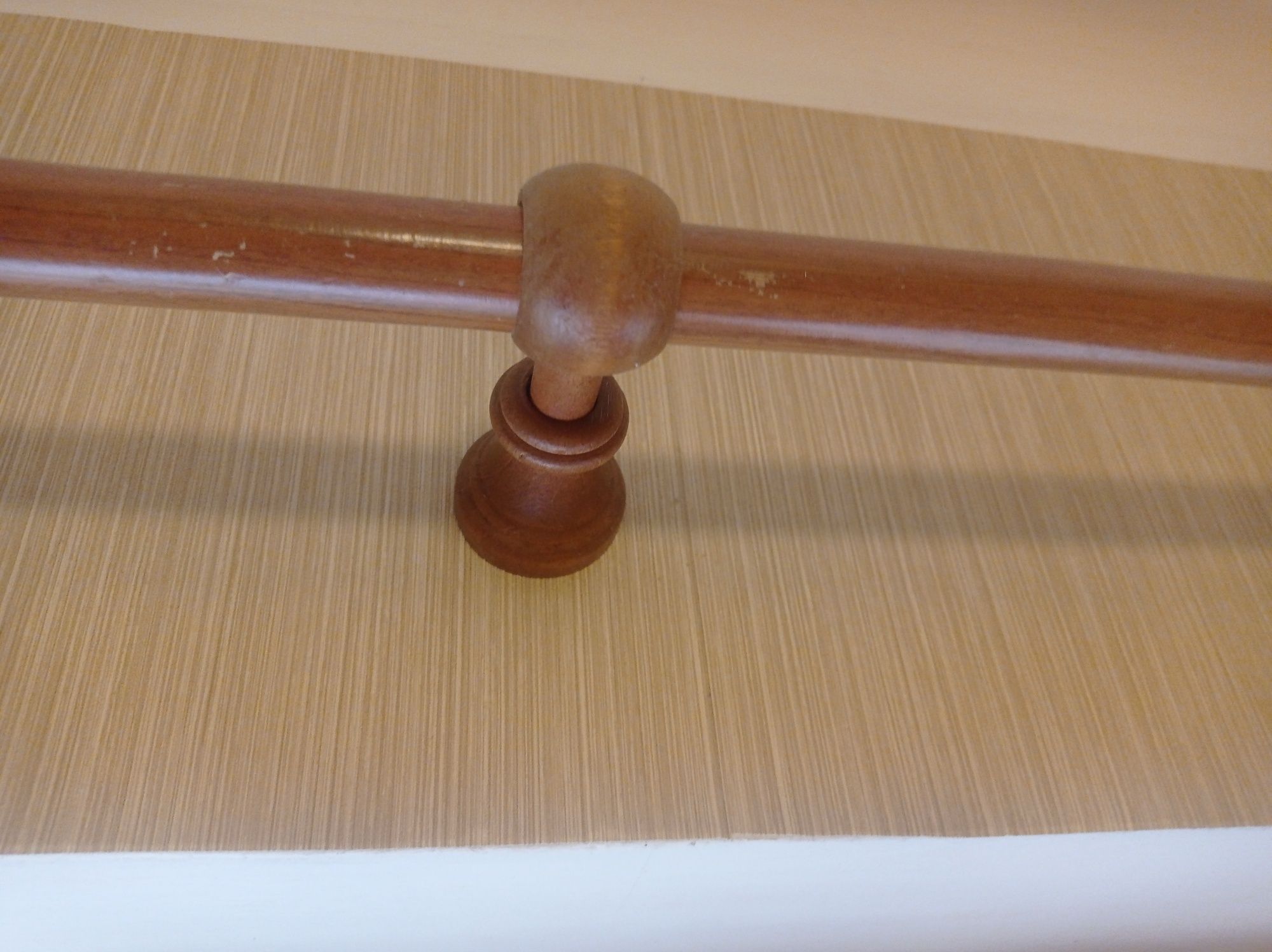 Dwa karnisze pojedyncze,drewniane 248 cm, kompletne