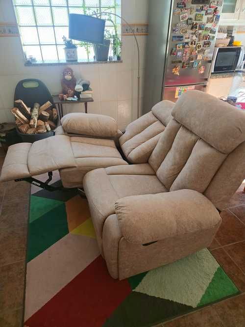 Sofá dois lugares reclinavel separadamente 1 ano de uso
