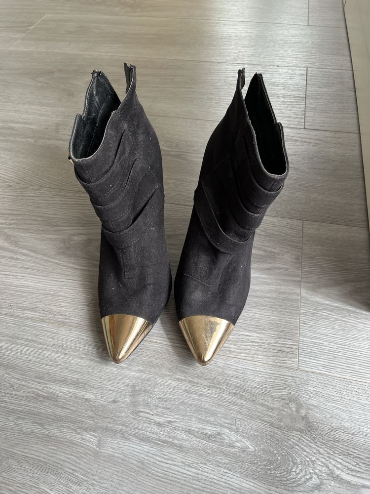 Botins Pretos com dourado