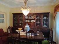Móvel de sala com mesa e cadeiras
