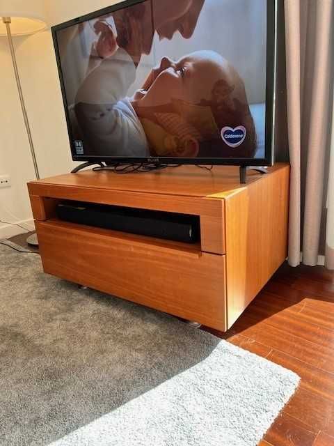 Unidade de TV com unidade de alimentação integrada