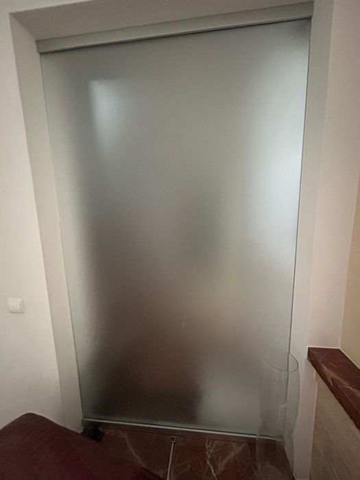 Szyba drzwi przesuwne oraz stala szyba