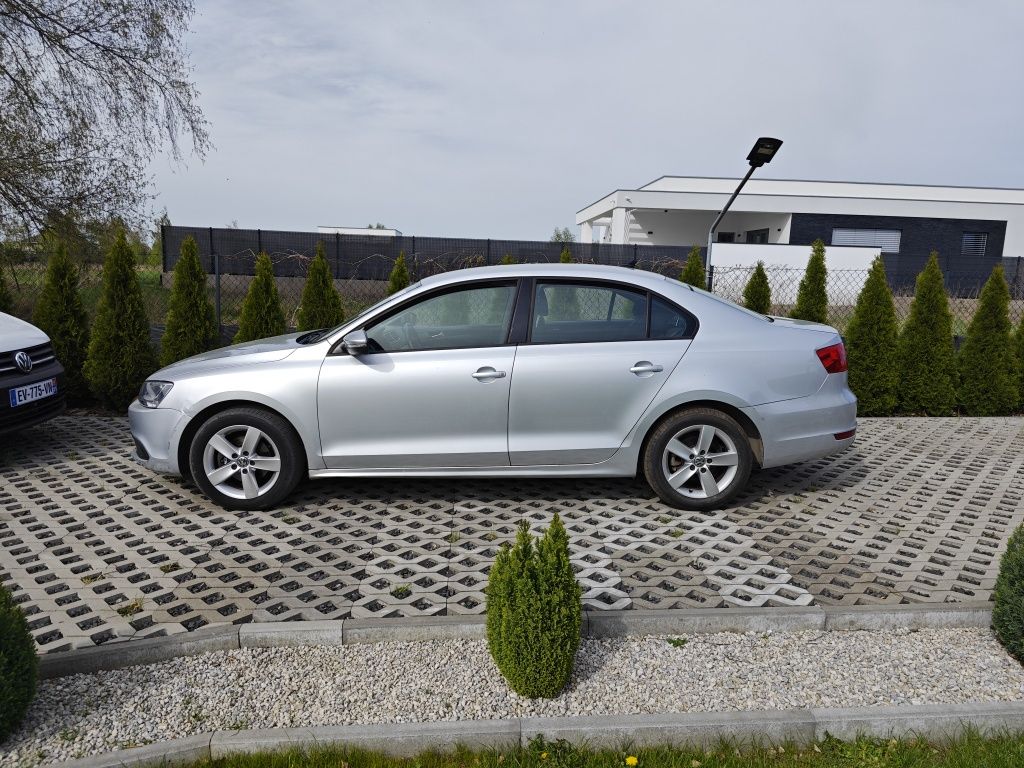 Volkswagen Jetta 1.6 TDI DSG full opcja hak oryginalny lakier i szyby