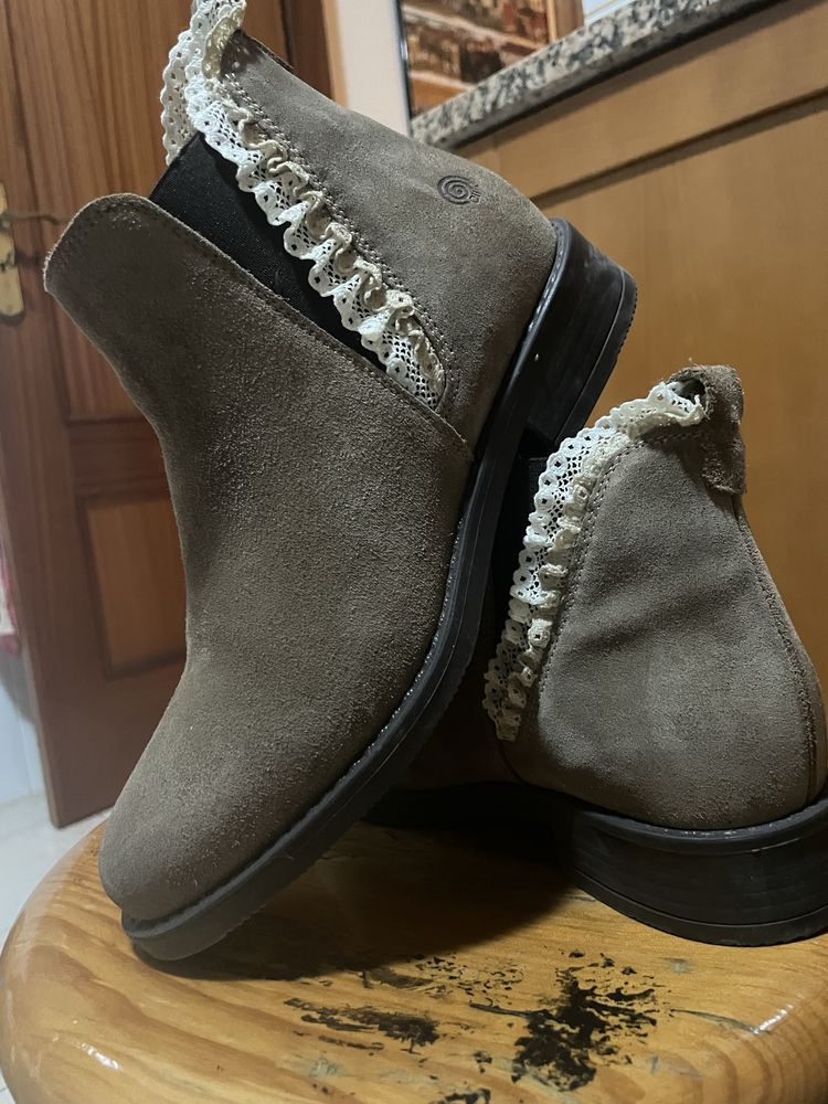 Botas em pele basicamente novas