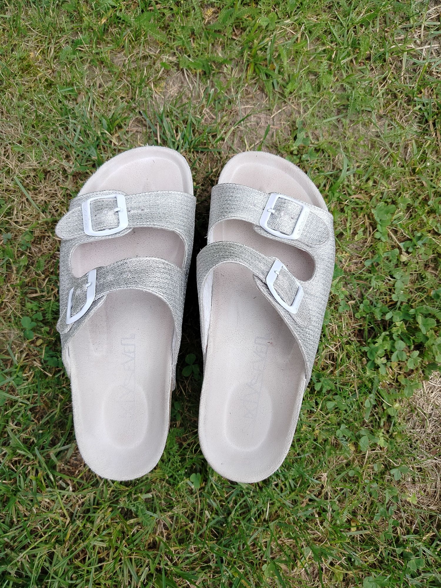 Ładne Buty klapki srebrne wyprofilowane 38