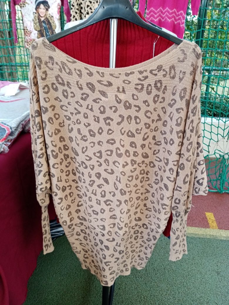 Blusas animal printer novas. Tamanho unico.