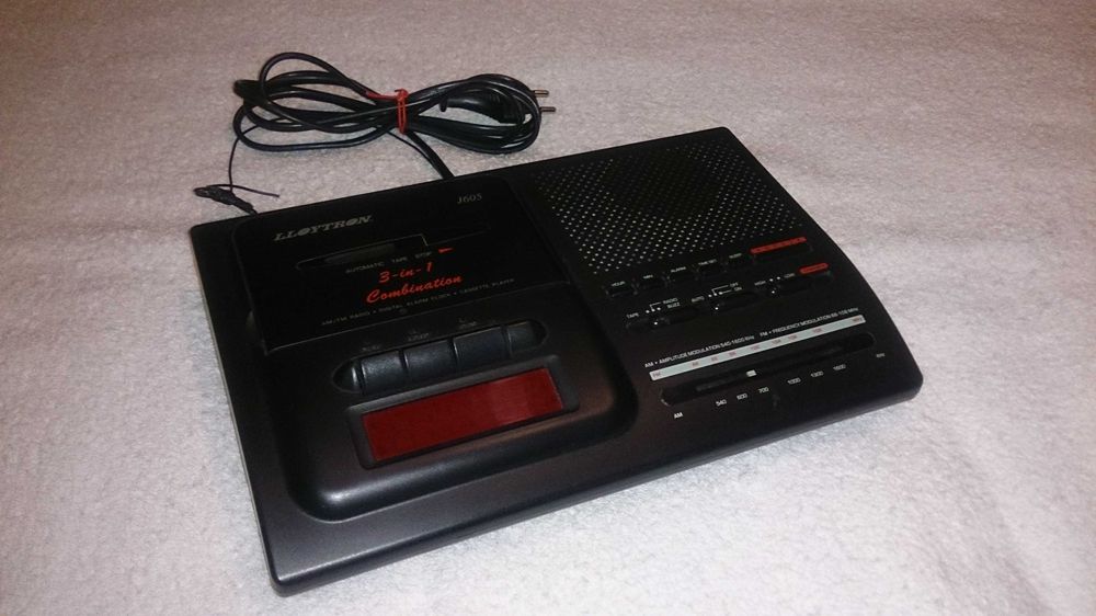 rádio despertador digital (lloytron j605)