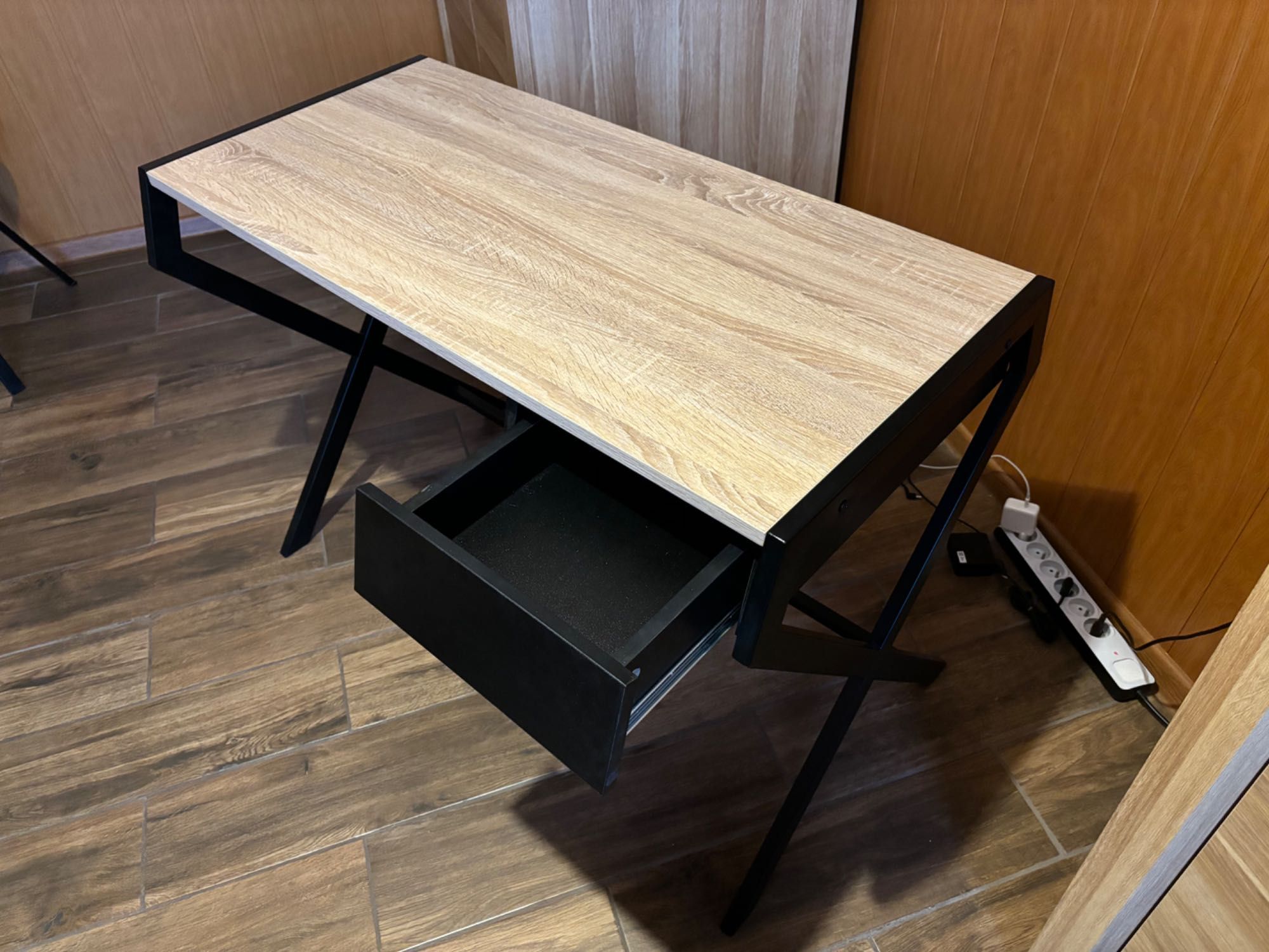 ZESTAW: biurko 100x48 + regalik – dąb sonoma, stelaż czarny – Zamość