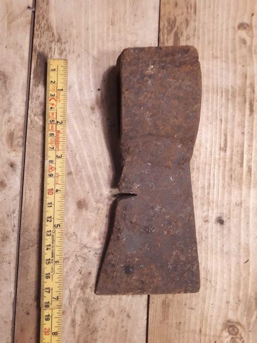 Stara solidna kuta siekiera