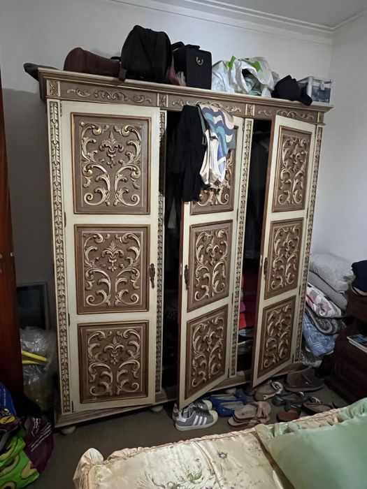 Guarda-roupa clássico com detalhes entalhados – 3 portas