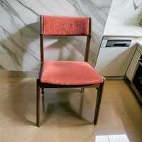Krzesło z litego drewna pokryte czerwoną tkaniną
