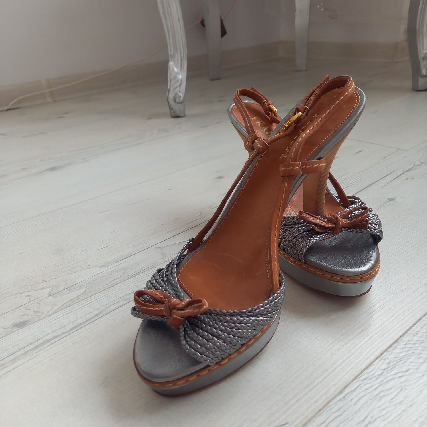 Skórzane buty na obcasie szare srebrne PRADA 39 szpilki paski sandały