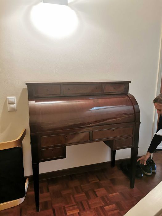 Escrivaninha antiga de madeira com tampo e porta retráctil