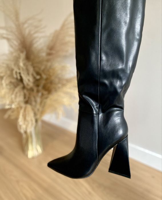 Czarne kozaki z szeroką cholewką na słupku idealne na jesień nowe