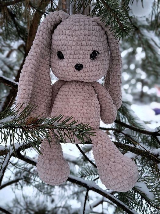 Zabawki robione na drutach.Królik robiony na drutach