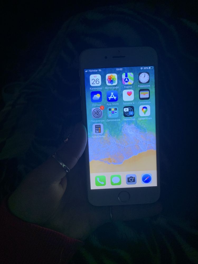 Телефон iPhone 6s в сірому кольорі