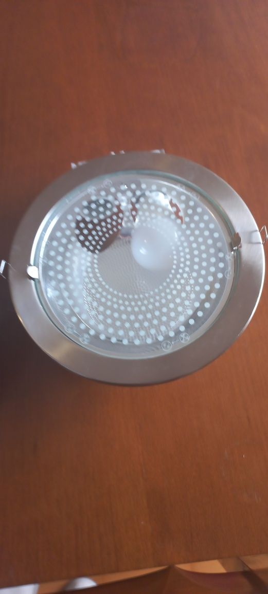 Dois apliques redondos com duas lâmpadas para cozinha