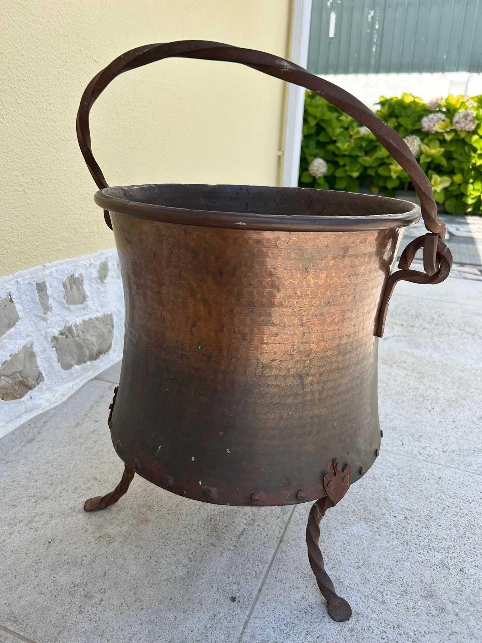 Elegante balde para lenha