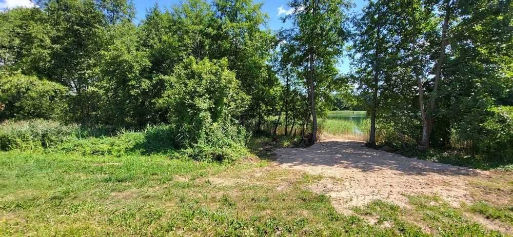 3000 m2 Działka nad jeziorem z wlasna linią brzegową.