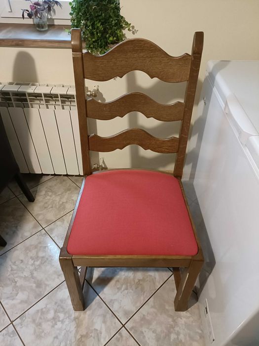Solidne dębowe krzesła