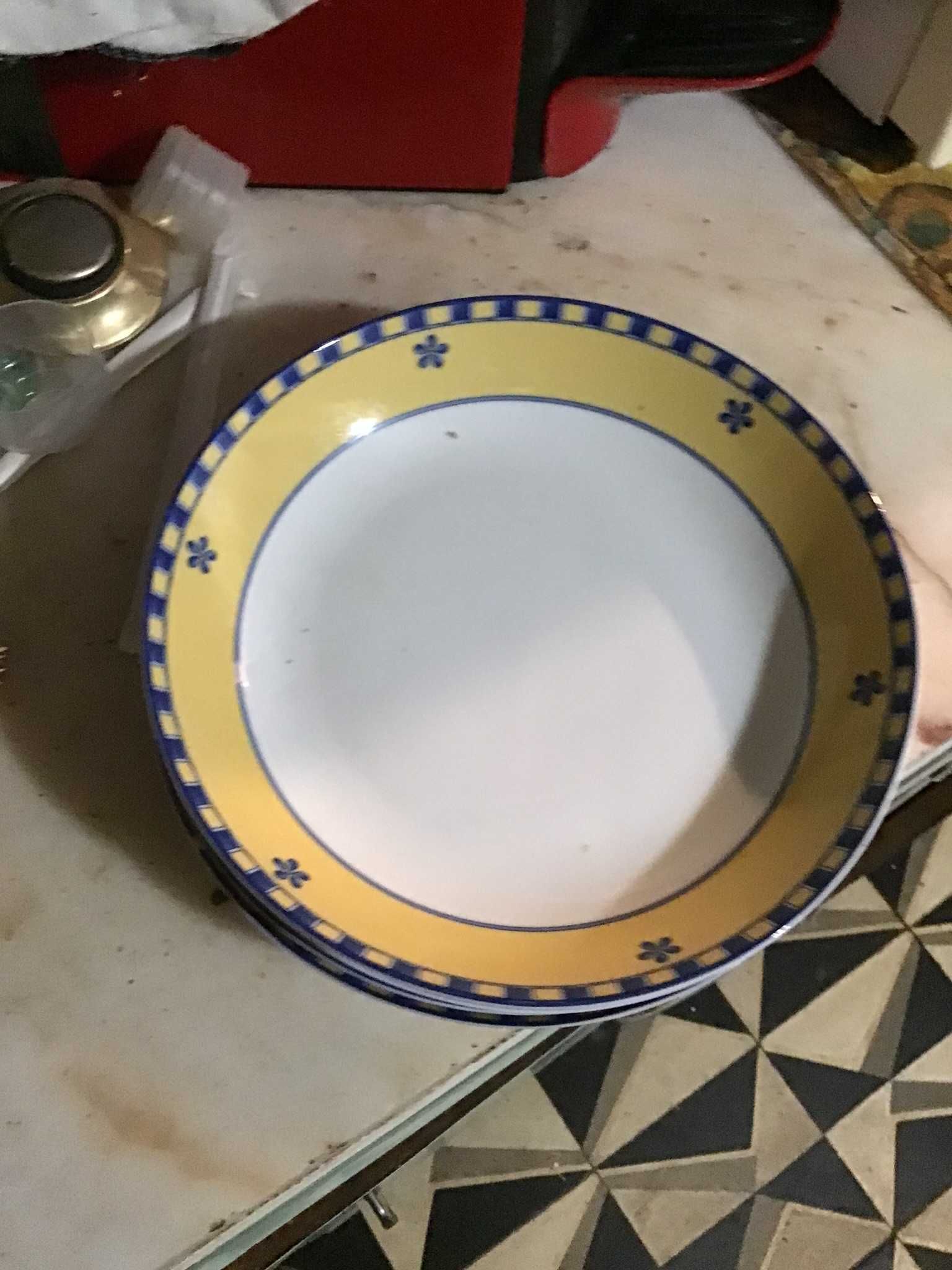prato de sopa azul e amarelo