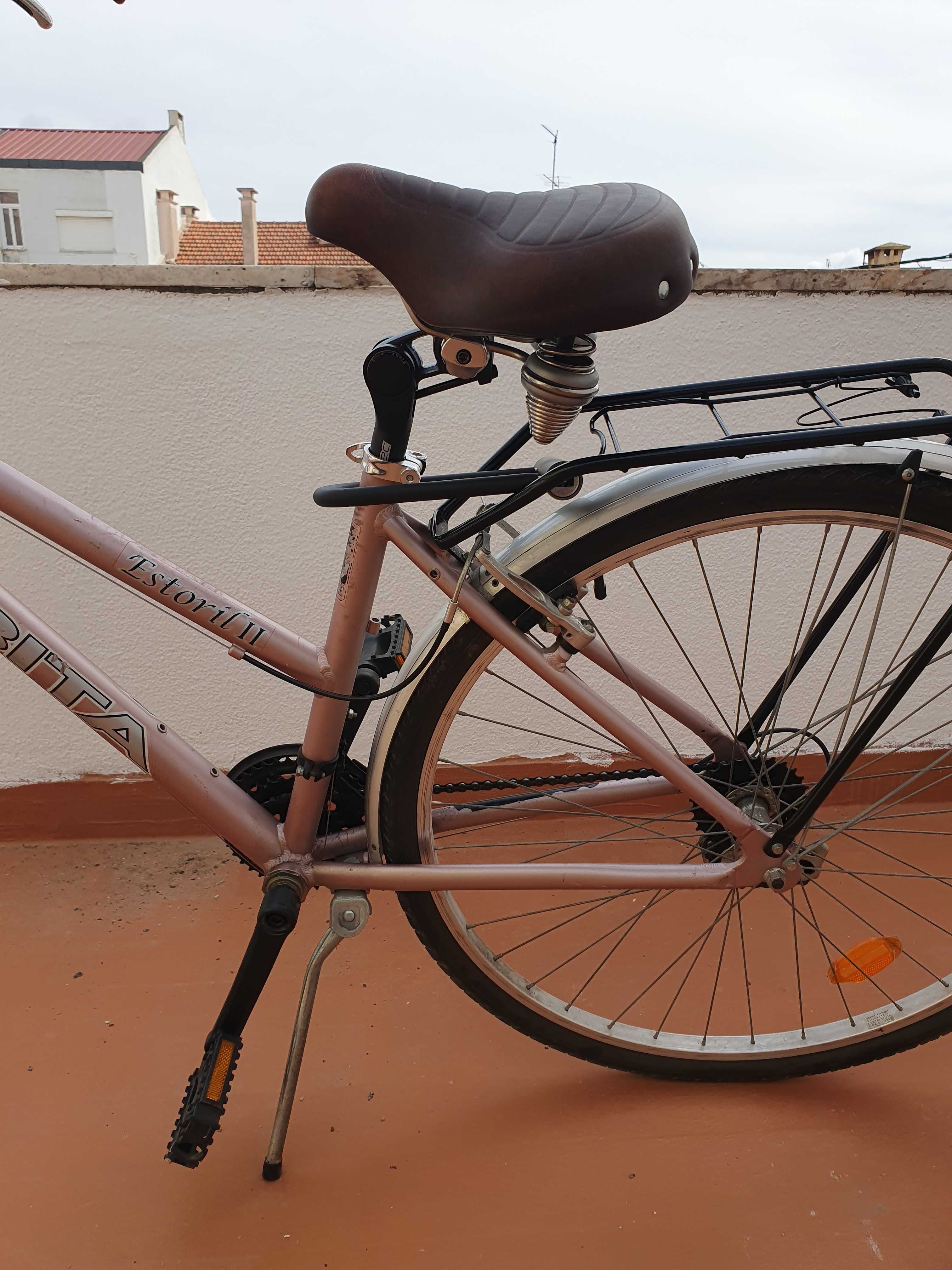 bicicleta com porta-bagagens