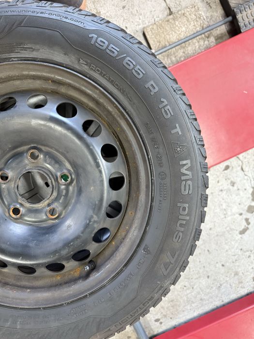 Koła SKODA  R15 z oponami zimowymi 195/65R16 KOŁPAKI