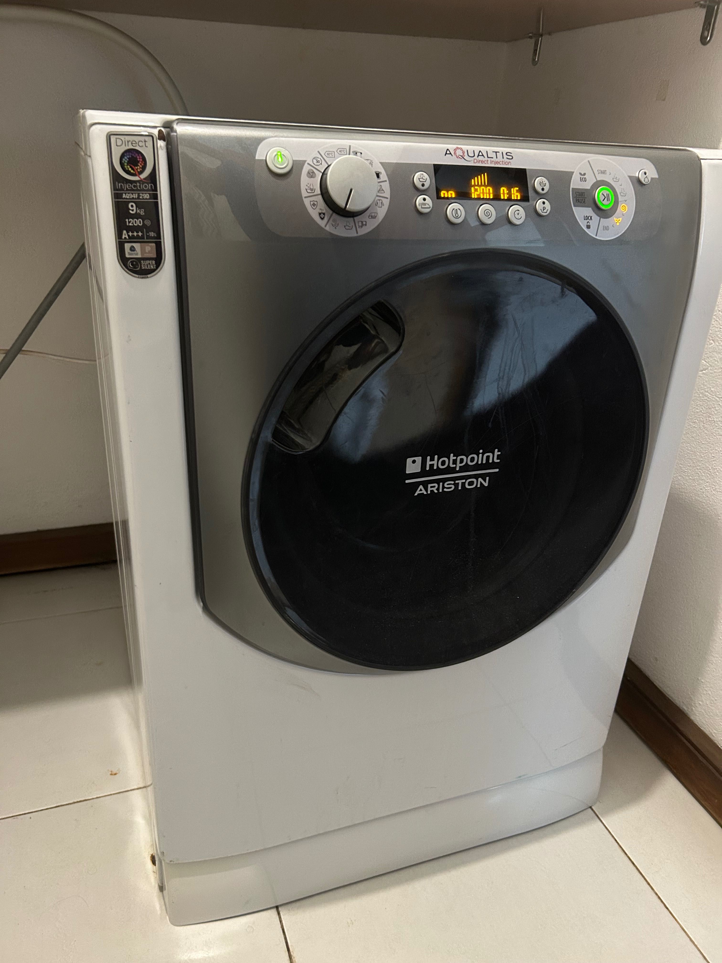Lavadora da marca Hotpoint, linha Aqualti