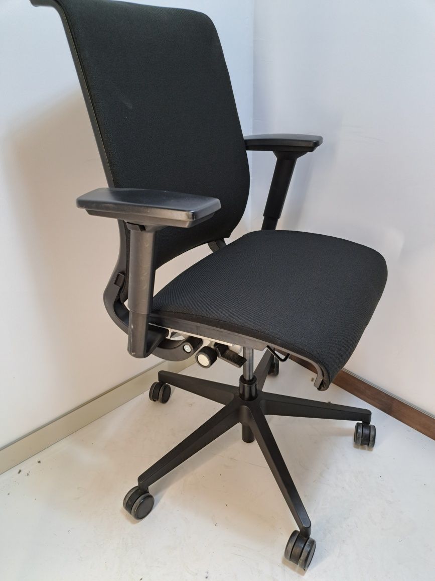 Fotel biurowy obrotowy Steelcase Think czarny,