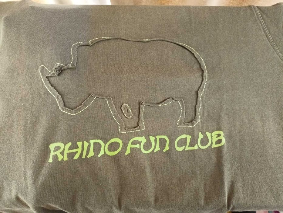T-shirt com rinoceronte