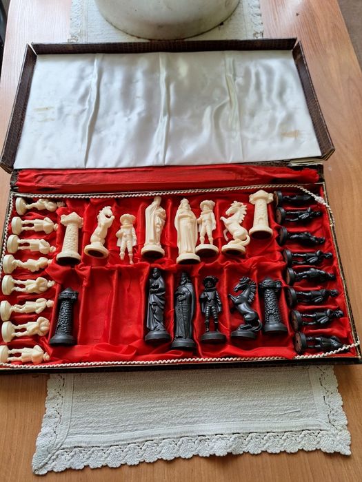 Stare szachy z pudełkiem