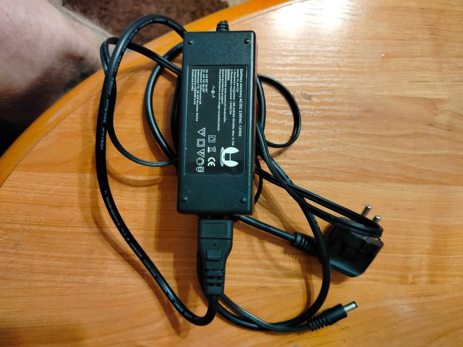 Zasilacz,ładowarka AC/DC 230-12 model fl-5A/12V