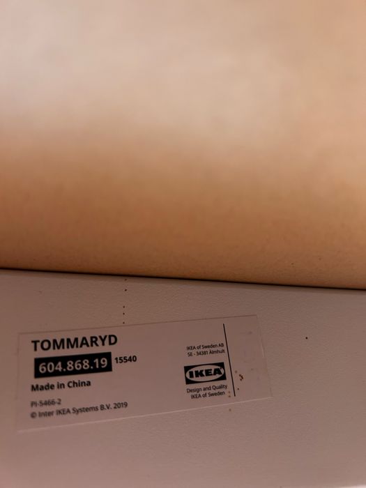 Mesa alta com furo para electricidade