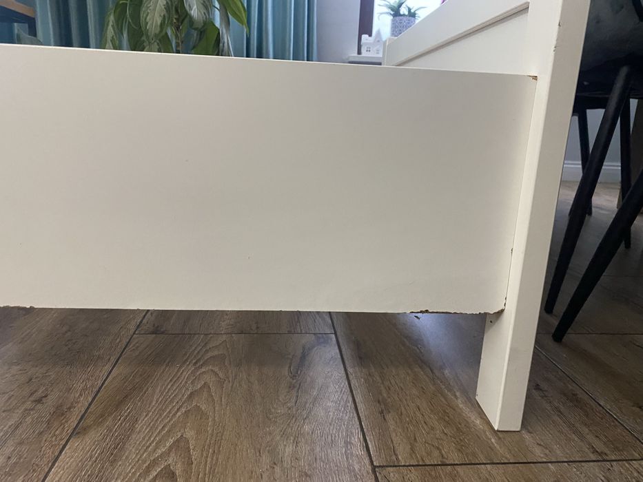 białe łóżko jednoosobowe