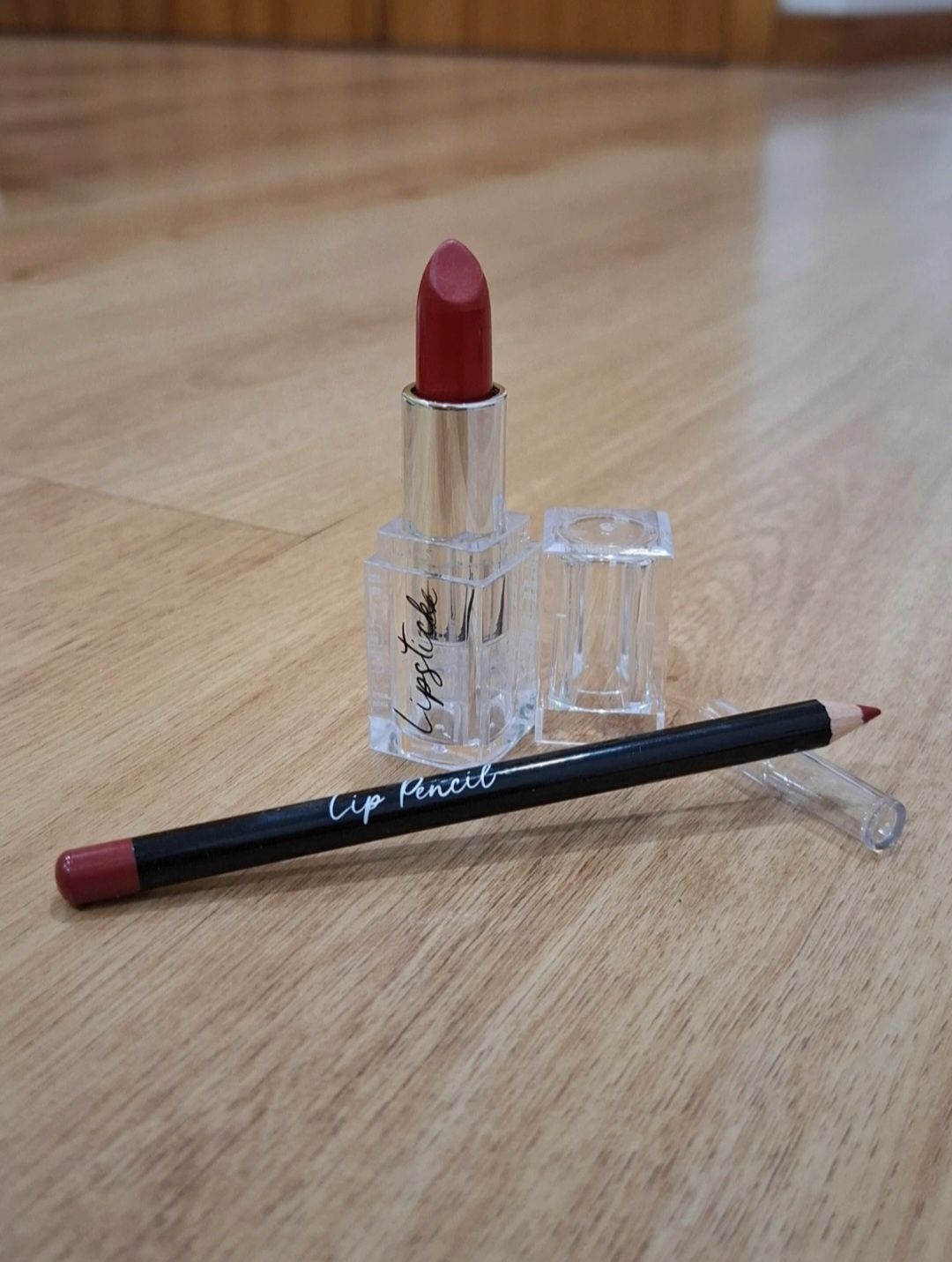 Batom vermelho mais lapis de boca na cor vermelha