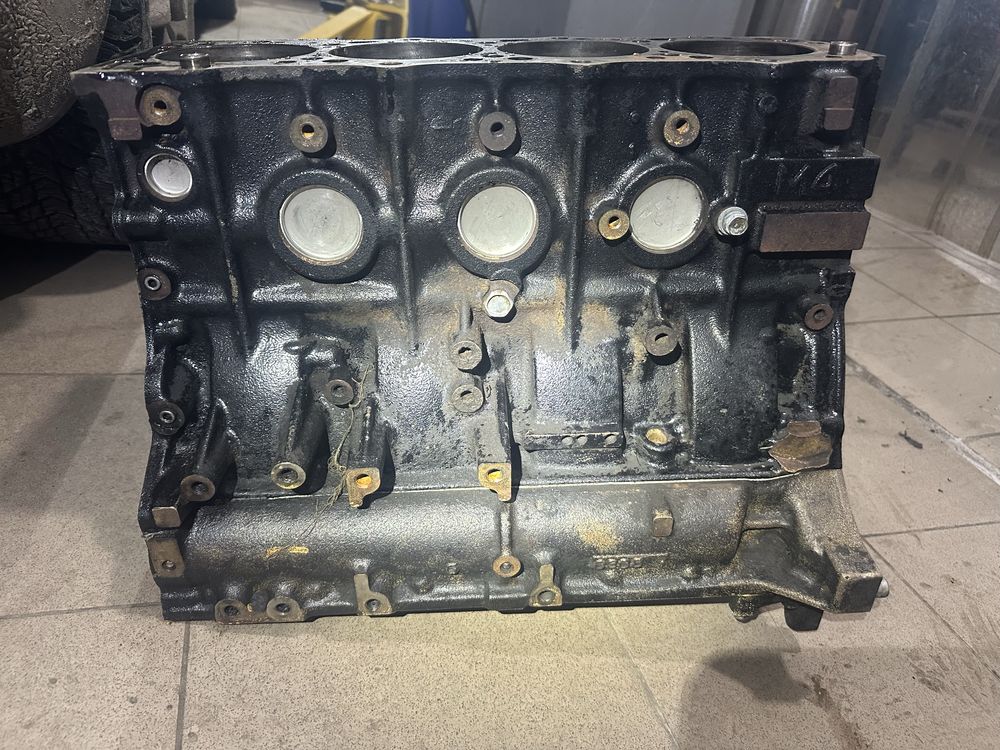 Клапанна коленвал блок кришки шківи мотора 3.2 паджеро pajero м4 м41