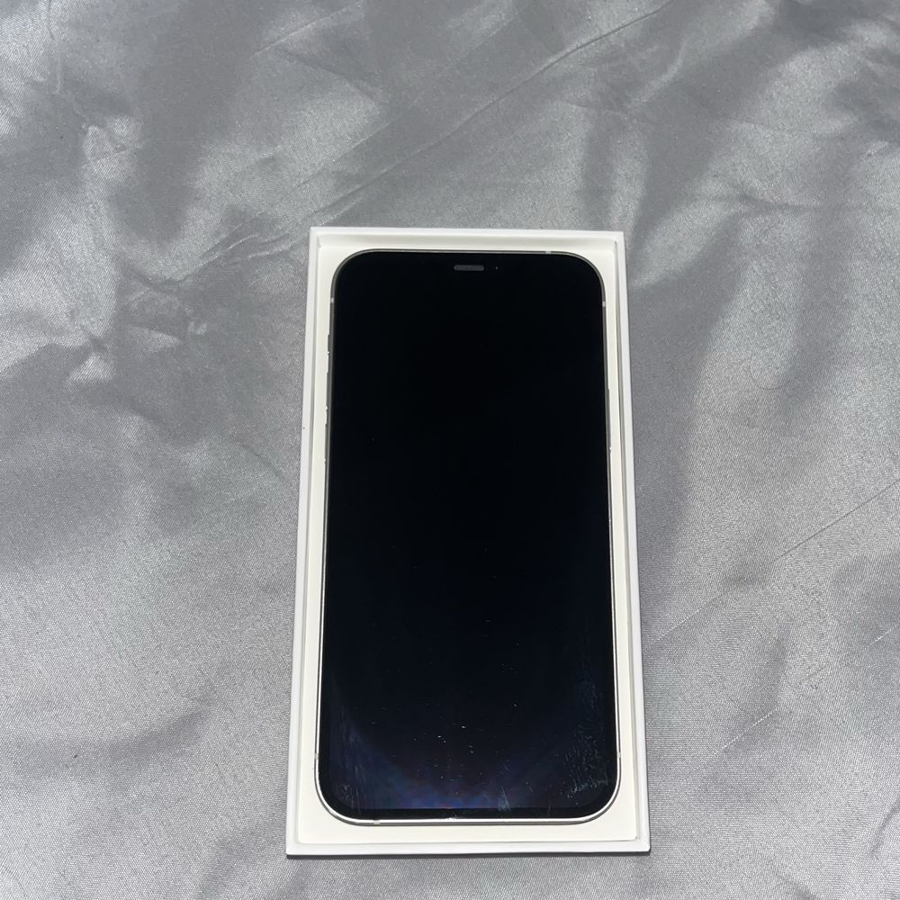продам iPhone 12