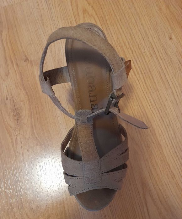 Sandálias Cubanas, com cunha, em camurça bege, tam 38.Em bom estado.