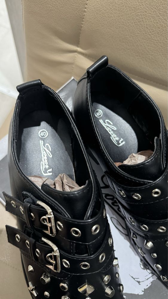 Buty damskie czarne r.40.Nowe.