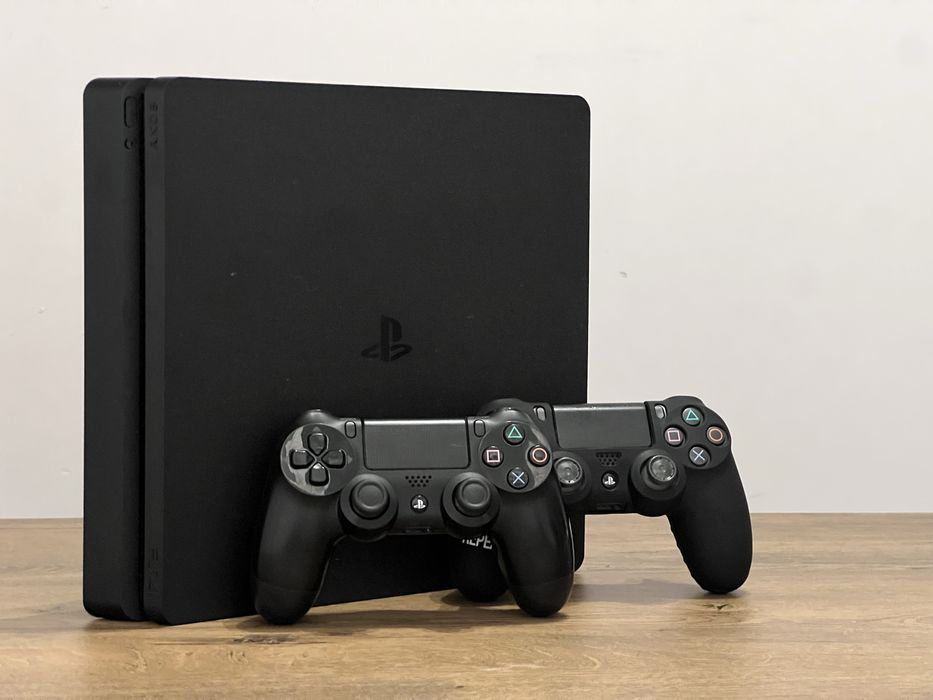 PS4 Slim 500GB + 2 pady + okablowanie