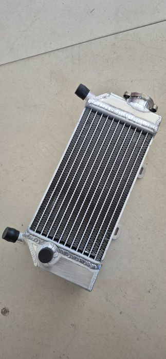 Chłodnica prawa nowa Honda CRF 250 R 04-09 z korkiem