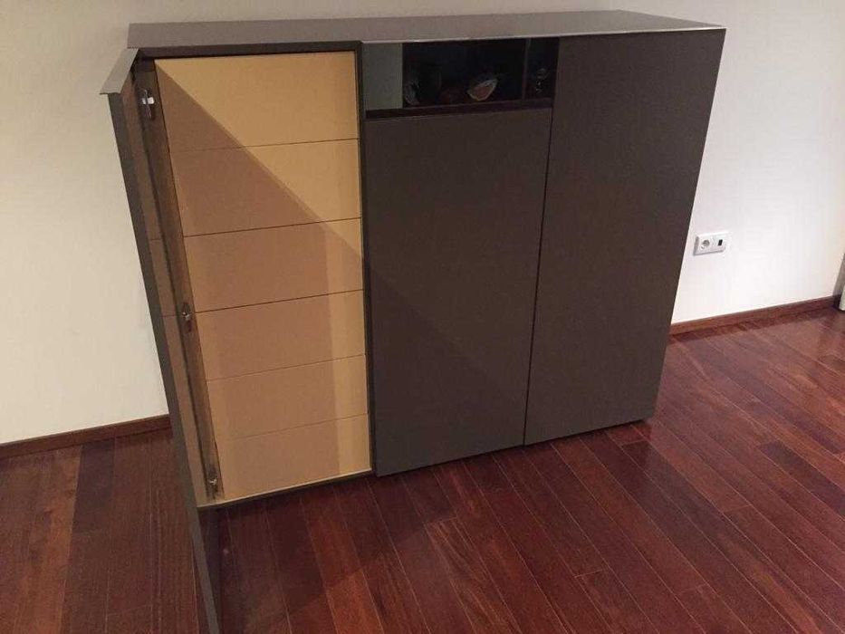 Móvel de decoração com bastantes arrumos.