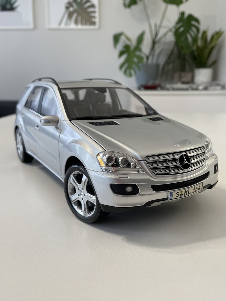 Model Mercedes ML W164 1/18 Minichamps 2005 srebrny jak Kyosho Norev