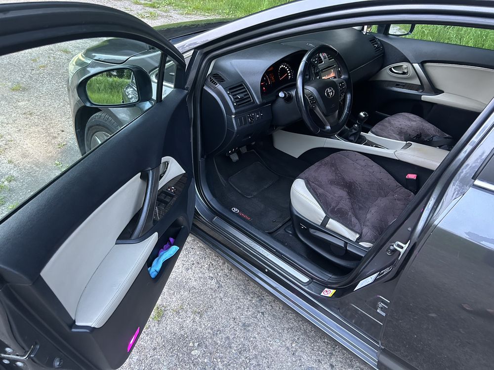 Toyota Avensis 2015 року