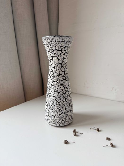 Biało-czarny wysoki wazon. Spękania. Wazonik. Świecznik.