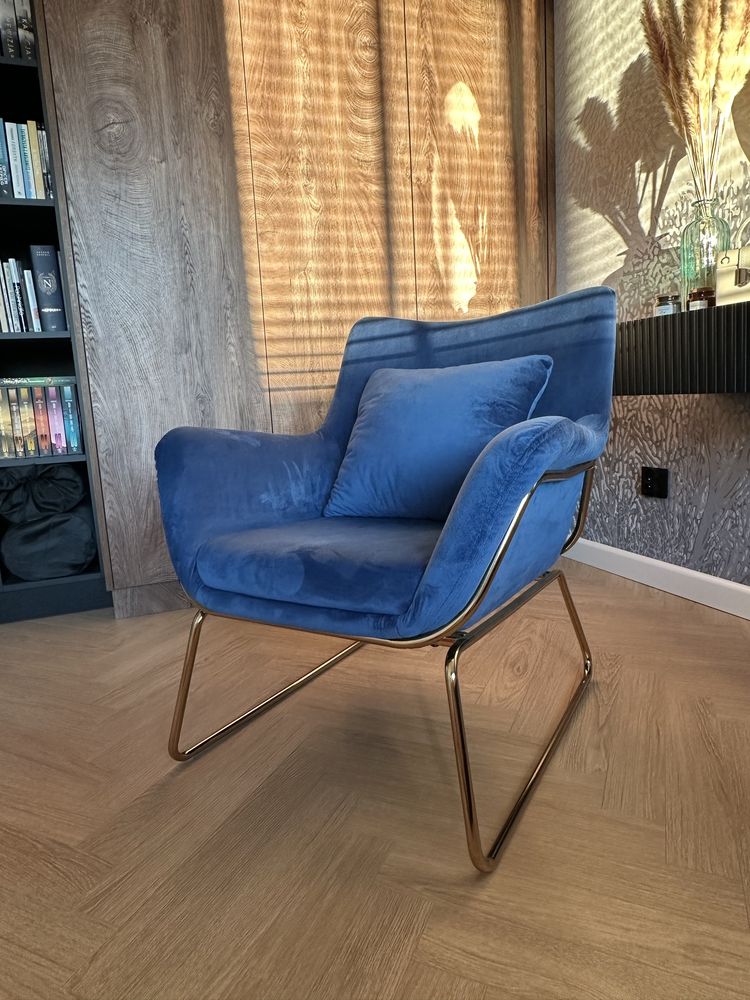 Fotel w kolorze niebieskim glamour