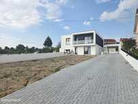 Moradia Geminada V3 em Remodelação em Abraveses, Viseu