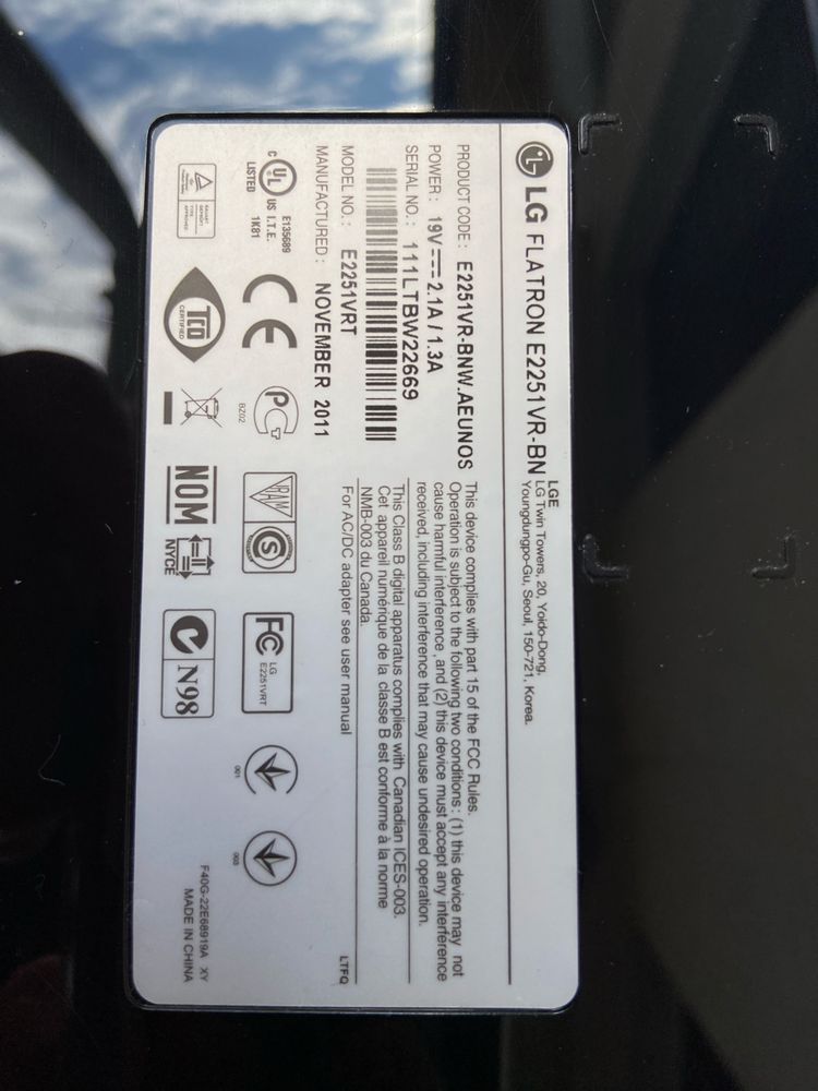 Monitor LG FLATRON E2251 z uchwytem i maskownicą
